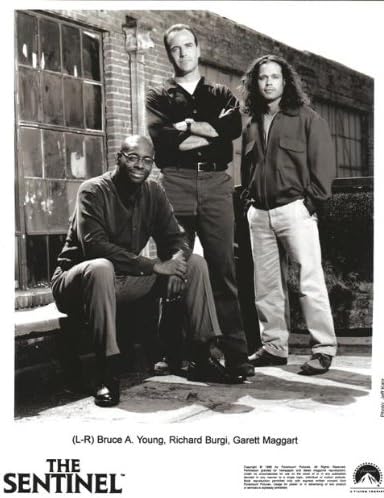 Bruce A. Young, Richard Burgi, valamint Garett Maggart A Sentinel kint az épület előtt fekete, fehér, 8 x 10 fotó